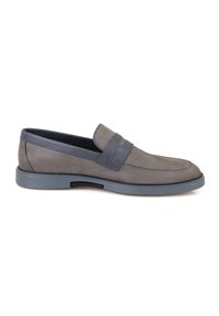 Bottines en daim gris à enfiler avec une sangle texturée gris foncé, des accents en cuir et une semelle en caoutchouc plate. Design minimaliste, sans motifs visibles.
