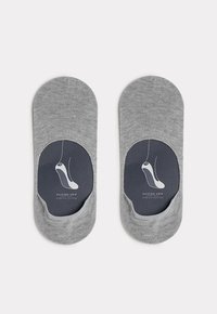 Grå stræk-cotton sokker med lavskåret design og silikonegreb ved hælen. Emballagen har en sort baggrund med et hvidt logo.