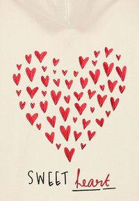 Bijela tkanina ima veliki dizajn srca sastavljen od različitih nijansi crvenih srca, s tekstom "SWEET heart" ispod na crnoj boji.