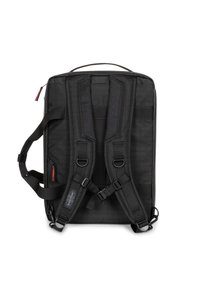 Mochila negra con correas ajustables acolchadas, base reforzada y correas organizativas. Presenta una textura de tela elegante y un diseño minimalista.