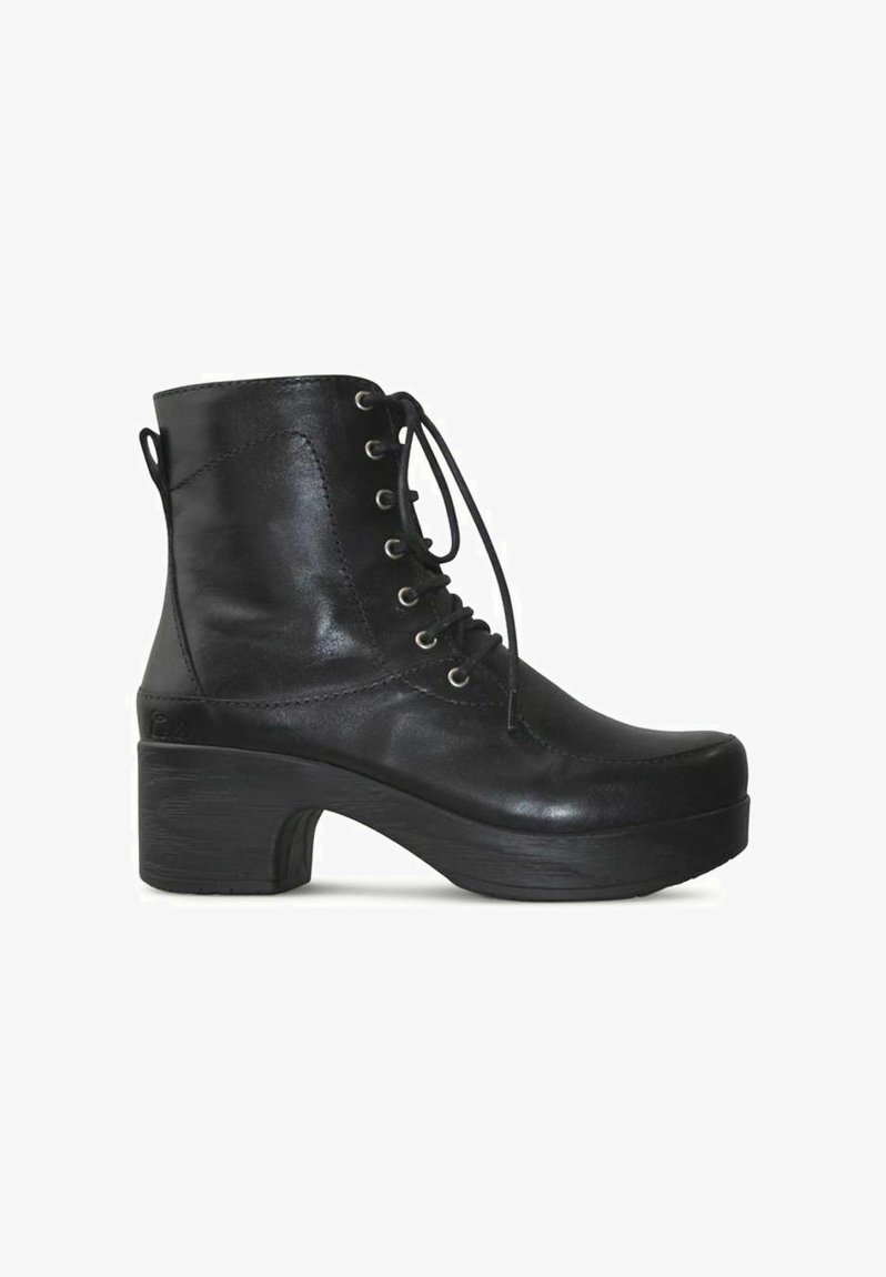 Zwarte leren enkellaarzen met een chunky hak, vetersluiting aan de voorkant, ronde neus en een textuurpaneel aan de zijkant voor extra detail en stabiliteit.