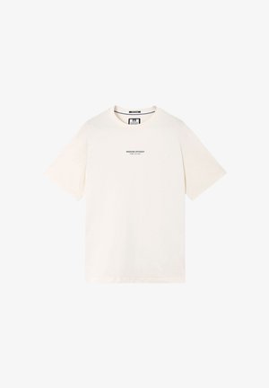 Weißes Kurzarm-T-Shirt mit kleinem schwarzem Text "WEEKEND OFFENDER ADMIT NOTHING" auf der Brust, Rundhalsausschnitt.