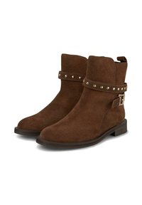 Braune Wildleder Stiefeletten mit nagelverziertem Riemen und seitlicher Schnalle, flache dunkle Sohle, runde Zehenform und Zuglasche hinten.