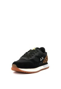 Scarpa sportiva nera realizzata in suede e rete nera, con lacci con dettagli dorati e un tallone con stampa leopardo. Suola in gomma per un'ottima aderenza.