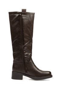 Bota alta hasta la rodilla de cuero marrón con cremallera lateral, superficie texturizada y tacón bajo y cuadrado. Cuenta con una lengüeta para facilitar su colocación.