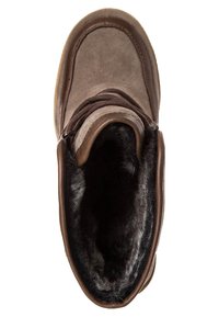 Stivale alla caviglia in suede marrone con punta rotonda, interno in morbido pellicciotto e dettagli testurizzati. Il design presenta una suola leggermente elevata e particolari cuciti.