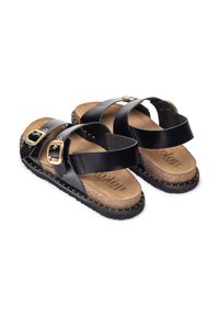 Sandalias negras con dos correas ajustables, hebillas doradas, plantilla de corcho y suela de goma texturizada con pequeños detalles de clavos alrededor del borde.