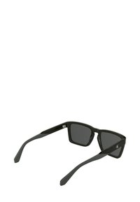 Czarne okulary przeciwsłoneczne z kwadratową oprawką, wykonane z błyszczącego plastiku. Posiadają ciemne soczewki i małe logo na bocznych zausznikach.