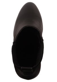 Botín negro con un exterior de cuero liso, panel lateral elástico y punta redondeada. El interior está forrado y cuenta con una tira de sujeción.