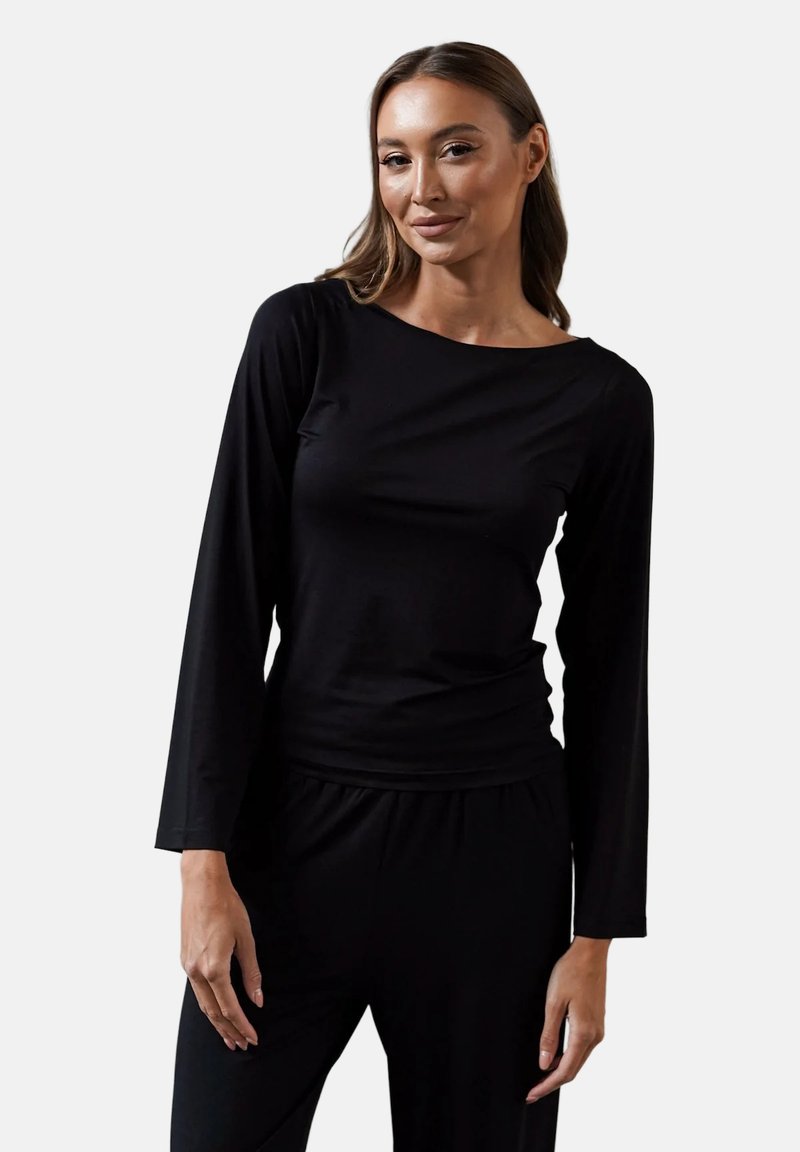 Czarna bluzka z długim rękawem i okrągłym dekoltem, wykonana z gładkiego materiału, dopasowana sylwetka i minimalistyczny design.