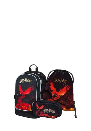 Set di zaini a tema Harry Potter, composto da un grande zaino nero, una borsa a cordoncino e un astuccio; presenta un design con fenice rossa e logo dorato.