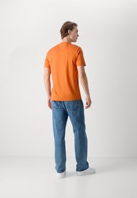 Tommy Hilfiger STACK TEE - T-shirt basic - bonfire orange
