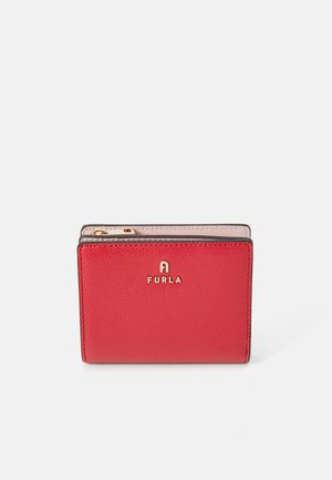Portefeuille en cuir rouge avec une texture à grain, doté d'une fermeture éclair et d'un logo doré à l'avant. Design compact en rectangle.