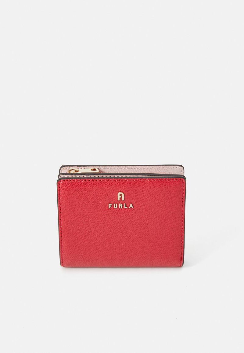 Portefeuille en cuir rouge avec une texture à grain, doté d'une fermeture éclair et d'un logo doré à l'avant. Design compact en rectangle.