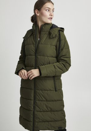 Veste matelassée verte olive avec fermeture éclair, poches latérales et capuche détachable. Caractéristiques : texture matelassée verticale et accents noirs.