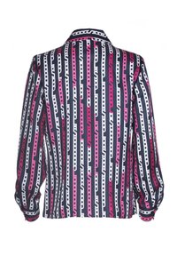Kragenbluse in Marineblau mit einem sich wiederholenden Muster aus pinken und weißen Ketten. Lange Ärmel, glattes Material mit einer leicht glänzenden Textur.