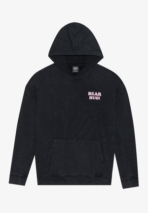 Schwarzer Kapuzenpullover mit Kängurutasche, der ein pinkfarbenes "BEAR HUG!" Grafik auf der linken Brust und einen weichen, strukturierten Stoff aufweist.