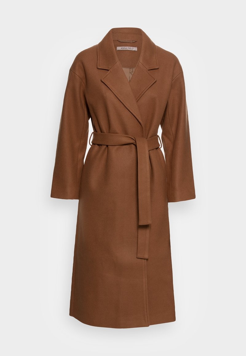 Brązowy płaszcz z mieszanki wełny z paskiem w talii, wyciętym kołnierzem i długimi rękawami. Charakteryzuje się gładką fakturą i prostym krojem.