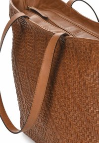 Bolso tote de cuero trenzado marrón con asas de cuero liso, que presenta un cierre con cremallera en la parte superior y una intrincada textura trenzada en el exterior.