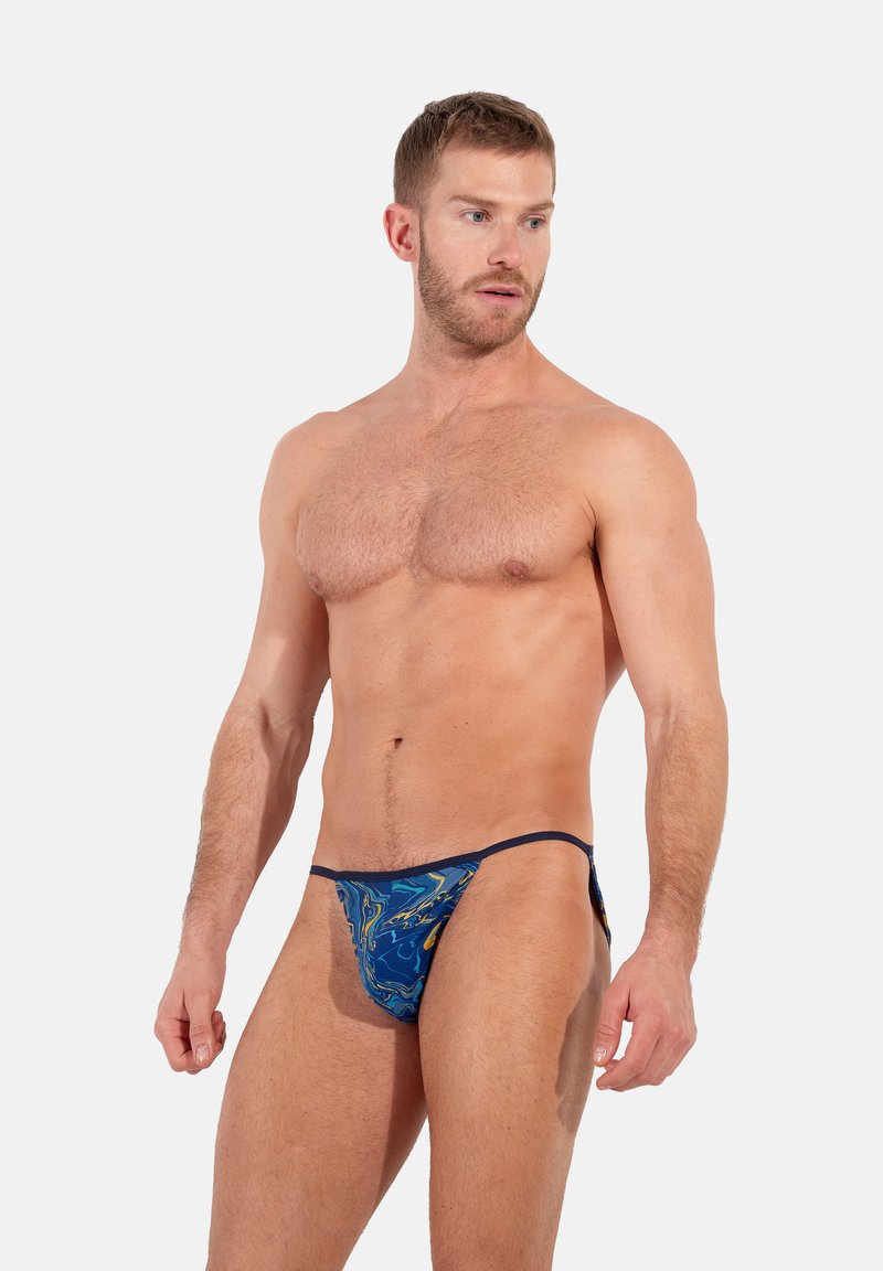 Blaue gemusterte Tanga-Badebekleidung mit abstrakten goldenen und hellblauen Wirbelmotiven, aus dehnbarem Stoff gefertigt, mit minimaler Abdeckung und seitlichen Trägern.