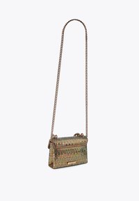 Piccola borsa rettangolare con motivo geometrico multicolore, dettagli metallici, tracolla a catena e chiusura magnetica sul pattina.