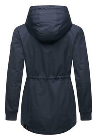 Veste à capuche bleu marine avec un cordon de serrage à la taille, des poignets côtelés et un tissu texturé. Comprend un patch de logo sur la manche.