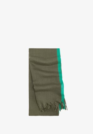 Złożony oliwkowozielony szal z jasnoniebieską geometryczną linią wzdłuż jednej krawędzi i frędzlami na końcach.