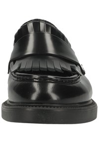 Mocassin en cuir noir brillant avec languette à franges et large lanière sur le dessus, vu de face.
