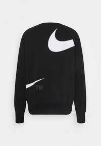 Svart långärmad sweatshirt med stora vita Nike swoosh-loggor på ryggen och en liten "TM"-symbol nära nederkant till vänster.
