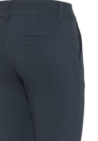 Pantalones azul oscuro con una textura suave, que cuentan con un bolsillo trasero, trabillas para cinturón y costuras limpias. El diseño es ajustado y entallado.