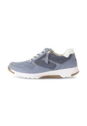 Baskets de sport bleu clair en daim et mesh, dotées d'un laçage, de détails perforés et d'une semelle blanche avec une texture antidérapante.