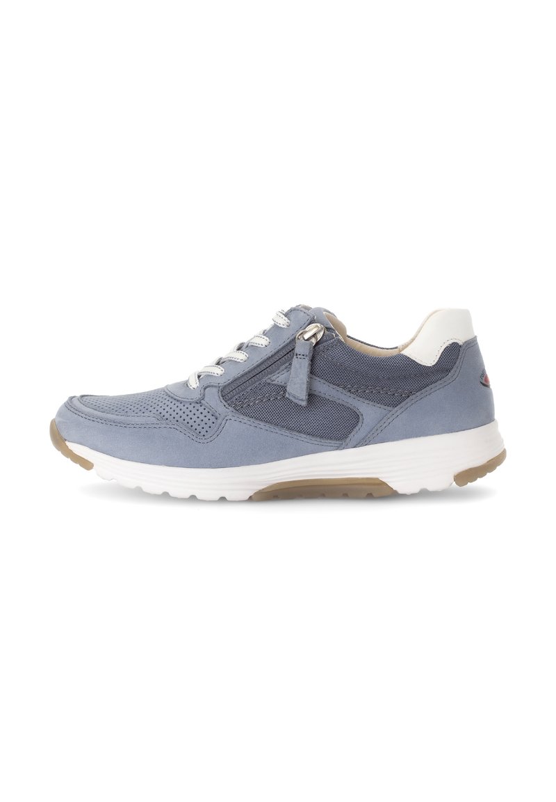 Baskets de sport bleu clair en daim et mesh, dotées d'un laçage, de détails perforés et d'une semelle blanche avec une texture antidérapante.