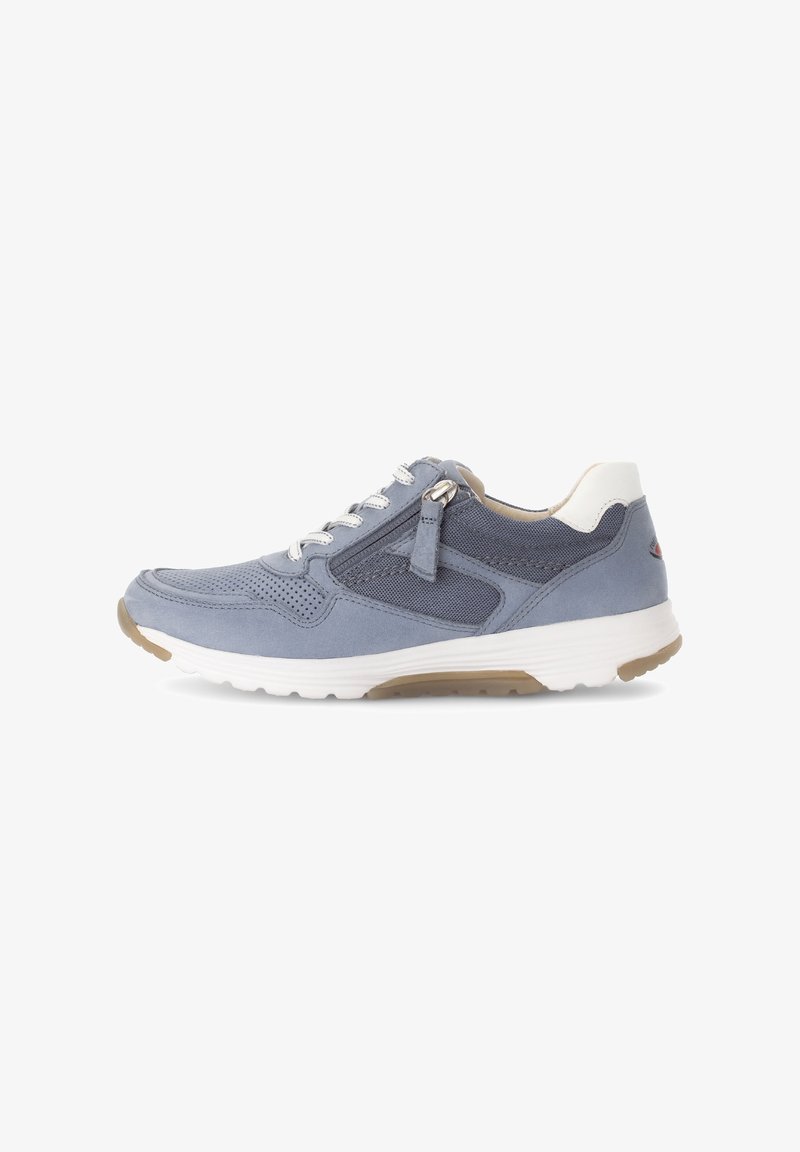 Baskets de sport bleu clair en daim et mesh, dotées d'un laçage, de détails perforés et d'une semelle blanche avec une texture antidérapante.