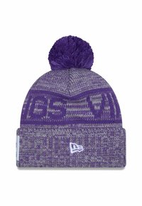 Strickmütze in Lila und Grau, mit einem Pompon oben, gemustert und mit einem gestickten Logo am Saum.