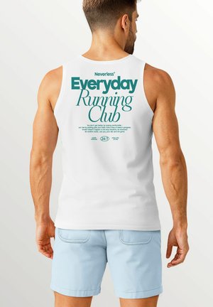 Weißes Tanktop mit grüner Schrift, auf der "Neverless Everyday Running Club" steht, und einem motivierenden Zitat auf der Rückseite. Glattes Material, ärmelloses Design.