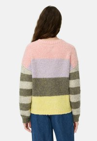 Strickpullover mit Rundhalsausschnitt in pastellfarbenen Streifen: Rosa, Lavendel, Olivgrün, Gelb und Creme. Strukturiertes, weiches Material.