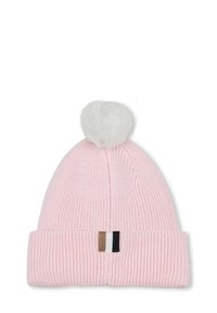 Un bonnet en tricot rose avec un pompon en fourrure blanche sur le dessus et un revers en côtes plié, présentant une petite étiquette noire, brune et blanche à l'avant.