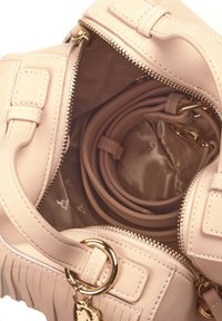 Jasnoróżowa torebka z suwakiem, z wewnętrzną podszewką oraz sprężystym paskiem w środku. Widoczne zdobienia w kolorze złotym.