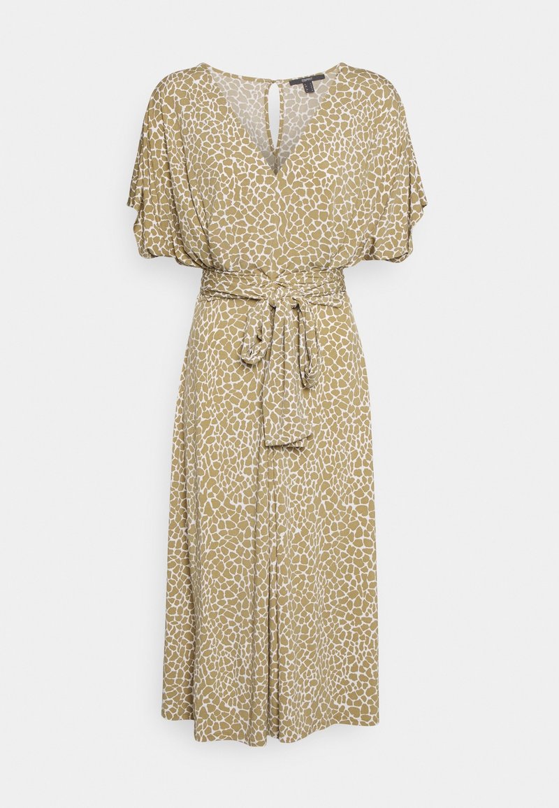 Robe midi à motifs beige et blanc, manches courtes, encolure en V, dos découpé en forme de trou de serrure, ceinture à nouer à la taille.
