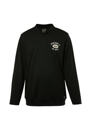 Musta pitkähihainen polo-paita, joka on valmistettu puuvillasta. Sisältää kauluksen ja brodeeratun "RIVERDALE P.E. DEPT." -tekstin jalkapallo-kuvalla rinnan kohdalla.