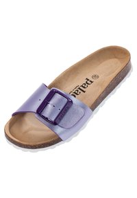 Sandale à talon plat violette avec une large bride munie d'une boucle carrée, une semelle en liège et une semelle extérieure en caoutchouc blanc texturée.