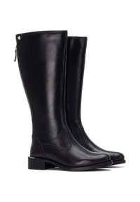 Botas de cuero negro hasta la rodilla con tacón cuadrado, que presentan una textura suave, costuras decorativas y un cierre lateral para facilitar su uso.