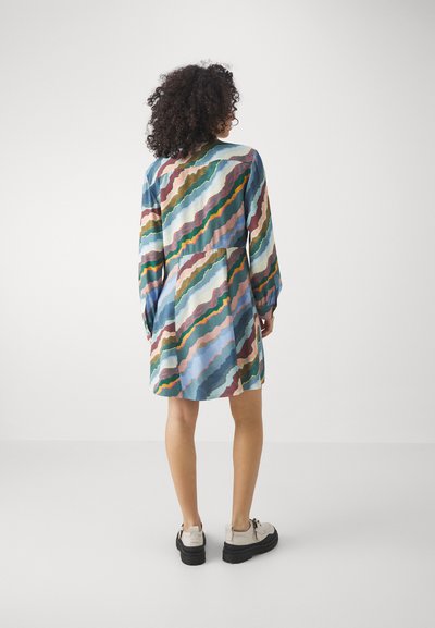 Abito multicolore con motivi ondulati in blu, verde, rosa e marrone; maniche lunghe; vestibilità casual; lunghezza sopra il ginocchio.