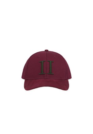 Casquette de baseball bordeaux avec chiffre romain deux vert foncé brodé à l'avant, présentée sur fond blanc.