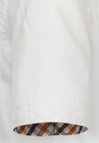 Weißes Hemd mit einem gemusterten Manschette, die Quadrate in Orange-, Blau- und Brauntönen zeigt, aus glattem Stoff gefertigt.