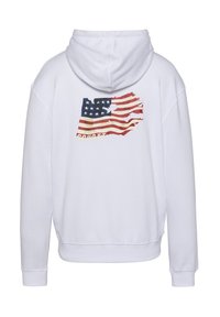 Felpa bianca con grafica di una bandiera americana consumata sul retro. Tessuto misto cotone con vestibilità rilassata e polsini a coste.