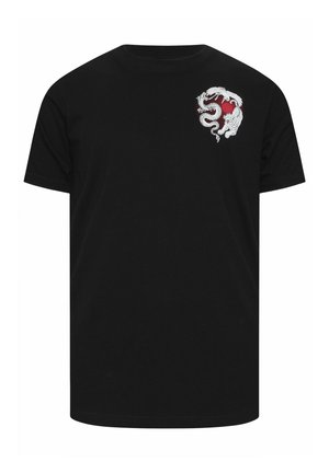 Sort t-shirt med korte ærmer med lille hvid drage- og tiger cirkulært design på venstre bryst over en rød baggrund.