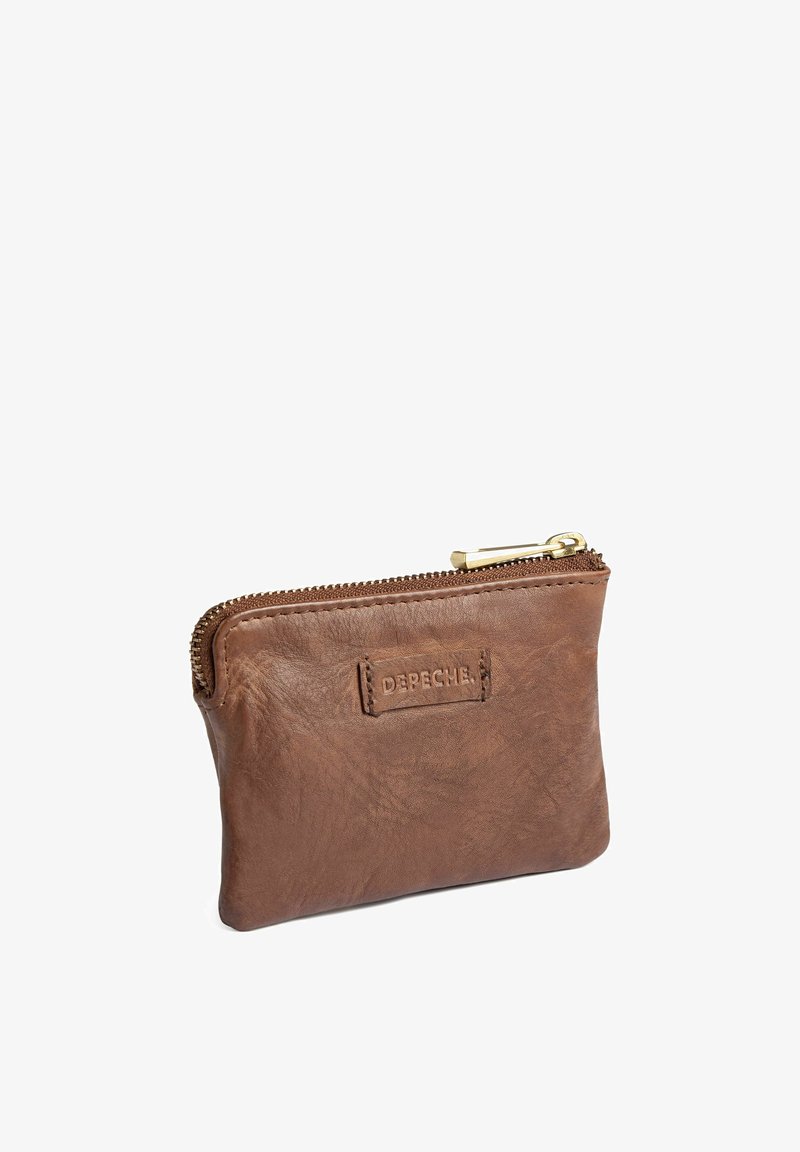 Porte-monnaie en cuir marron avec fermeture éclair dorée et étiquette embossée indiquant "DEPECHE" sur la face avant.