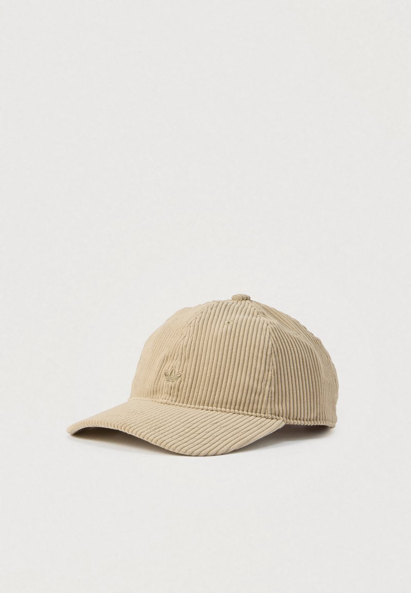 Beige kordfløyel cap med buet brem, teksturerte vertikale striper og en subtil brodert logo på forsiden.