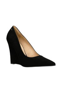 Scarpa con tacco a cuneo in suede nera con design a punta, caratterizzata da un interno liscio e da un logo discreto sul tallone posteriore.